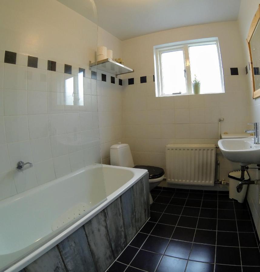 Skjolbraut - Cozy Apartment - Central Location - Free Parking - Close To A Public Swimming Pool And Sky Lagoon Reykjavík Exteriör bild